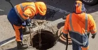 Equipamento para limpeza de fossas e esgotos em Curitiba